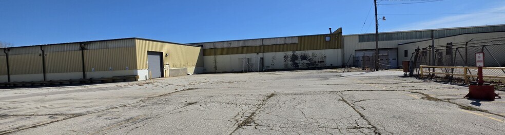 More Photos Of 401 E 5th St, Pinconning Distribution For Sale