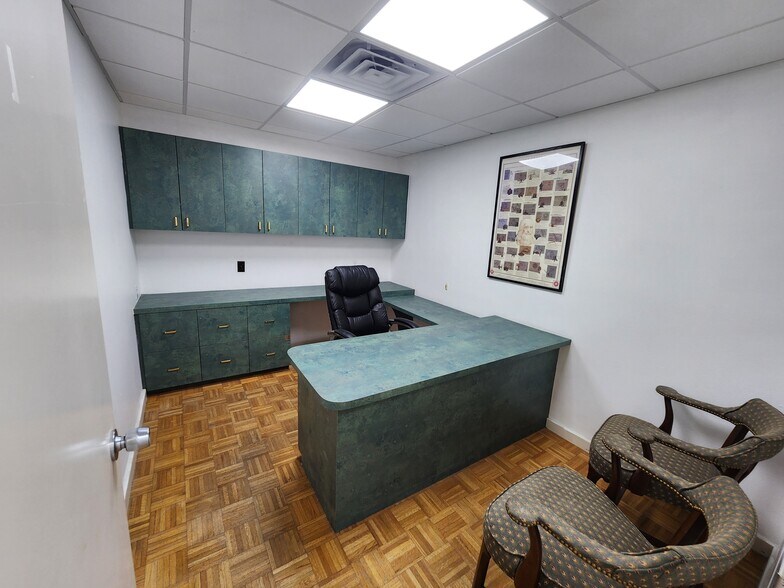 More Photos Of 747 N Washington Blvd, Sarasota Office For Lease