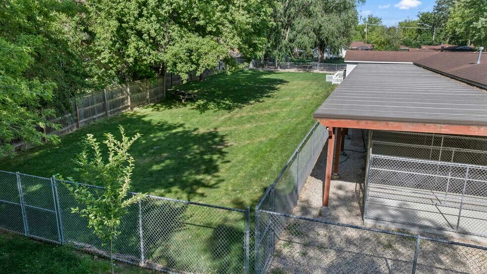 More Photos Of 4403 S Roberts Rd, Island Lake Veterinarian Kennel For Sale