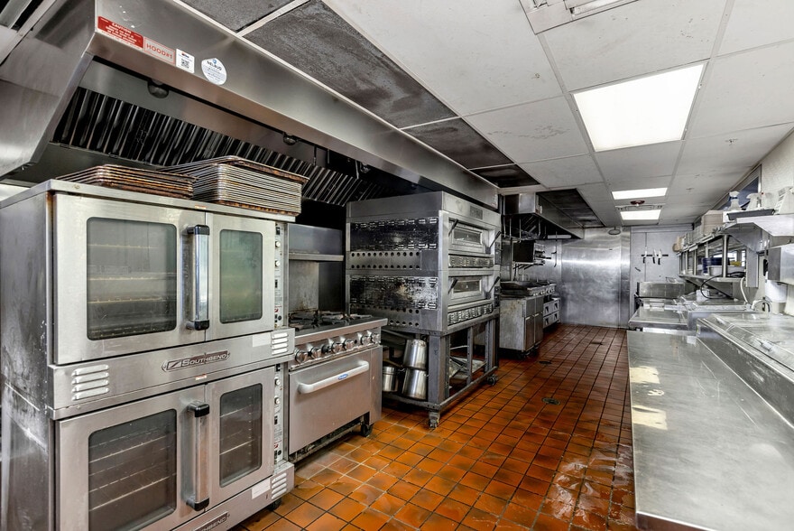 More Photos Of 316-320 Reading Rd, Cincinnati General Retail For Lease