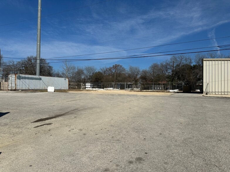 More Photos Of 4339 Centergate St, San Antonio Light Manufacturing For Lease