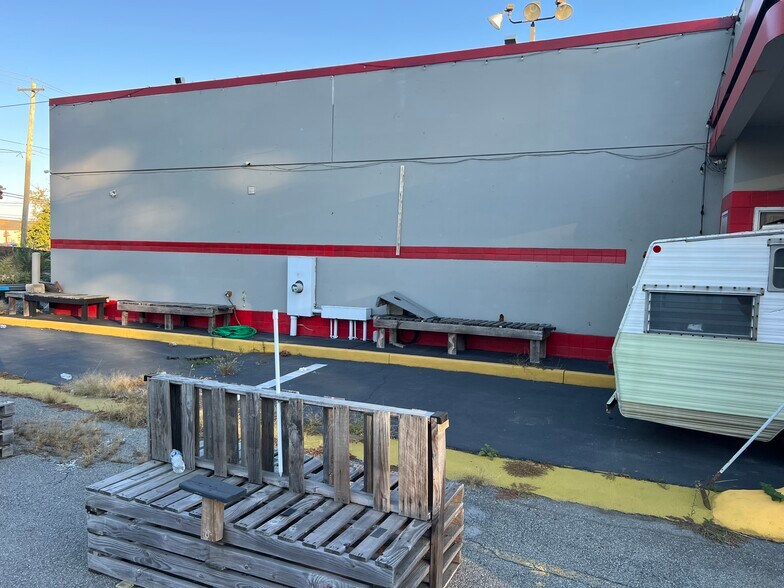 More Photos Of 1609 Northeast Blvd, Wilmington Restaurant For Lease