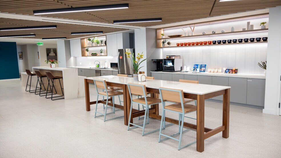 More Photos Of One Embarcadero Ctr, San Francisco Coworking Space