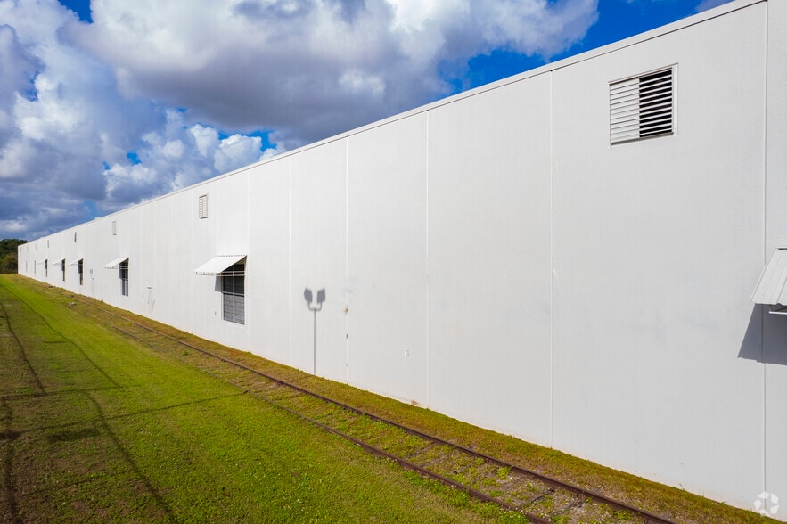 More Photos Of 9201 King Palm Dr, Tampa Warehouse For Lease