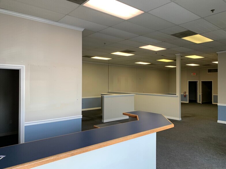 More Photos Of 546-584 S Randall Rd, Saint Charles Unknown For Lease