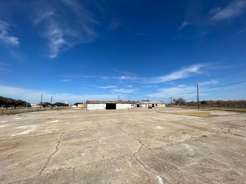 More Photos Of 917 U.S. 77, Sinton Manufacturing For Sale