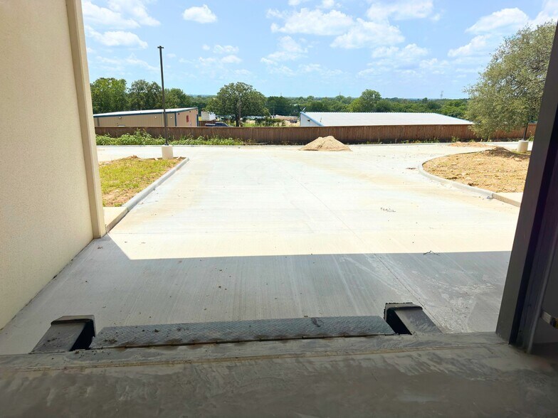 More Photos Of 120 Business Pk Dr, Hudson Oaks Warehouse For Lease