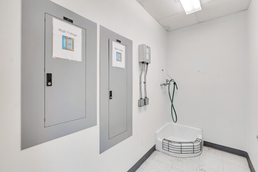 More Photos Of 222 I St, Los Banos Office For Lease