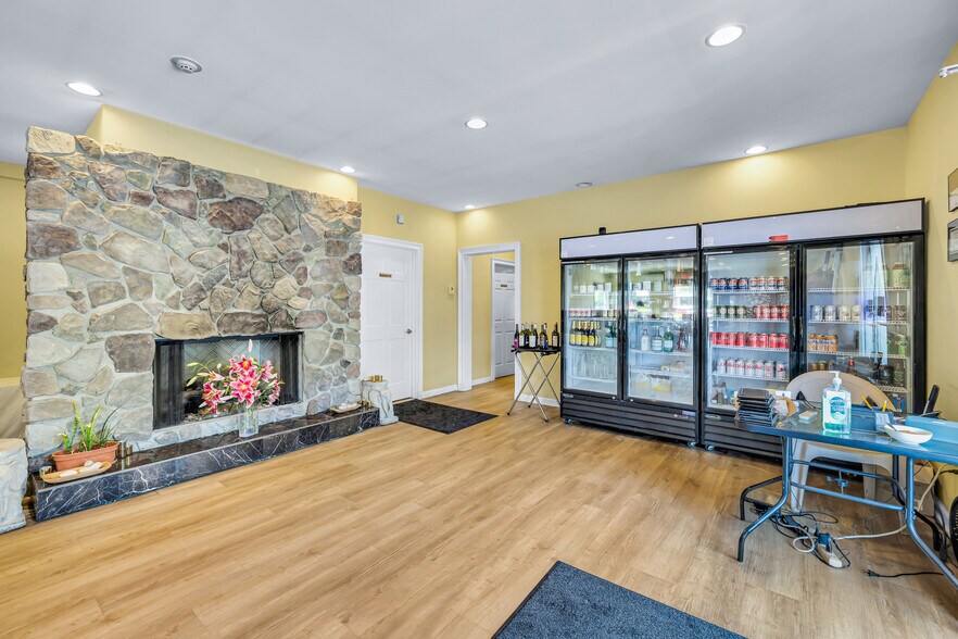 More Photos Of 93 Elm St, Old Saybrook Restaurant For Sale