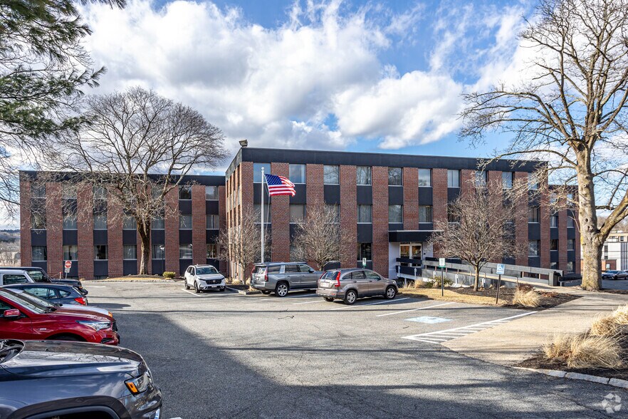 Primary Photo Of 65 Walnut St, Wellesley Medical For Lease