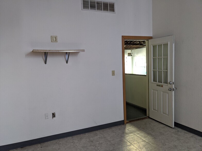 More Photos Of 250 S Kinzie Ave, Bradley Flex For Sale