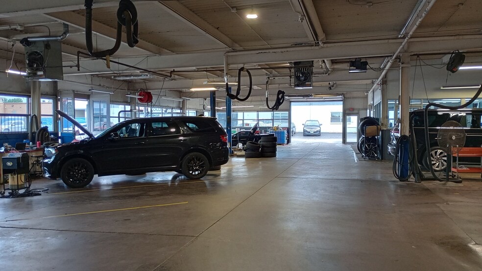 More Photos Of 520 W Kimberly Rd, Davenport Auto Dealership For Lease