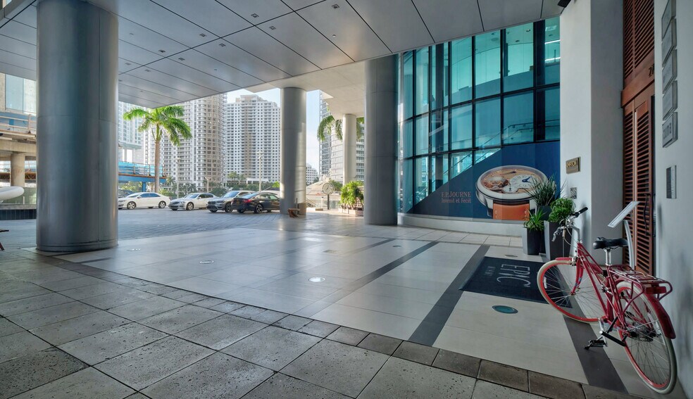 More Photos Of 270 Biscayne Boulevard Way, Miami Hotel For Lease
