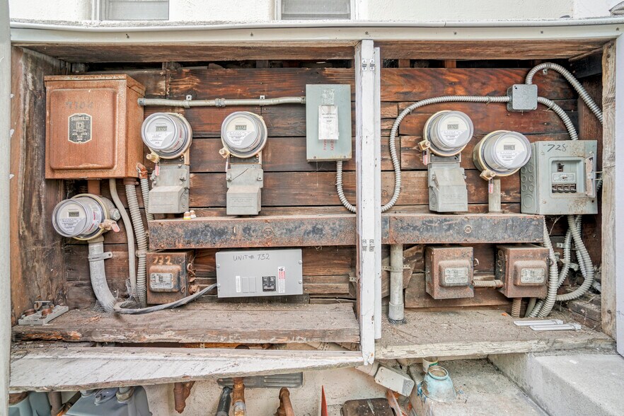 More Photos Of 728 S Genesee Ave, Los Angeles Apartments For Sale