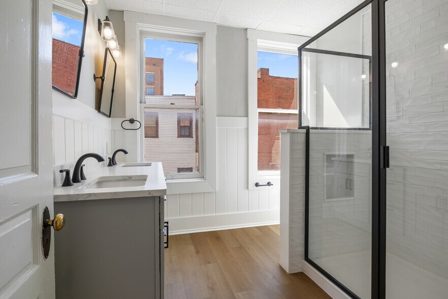 More Photos Of 125 N George St, York Storefront Retail Residential For Lease