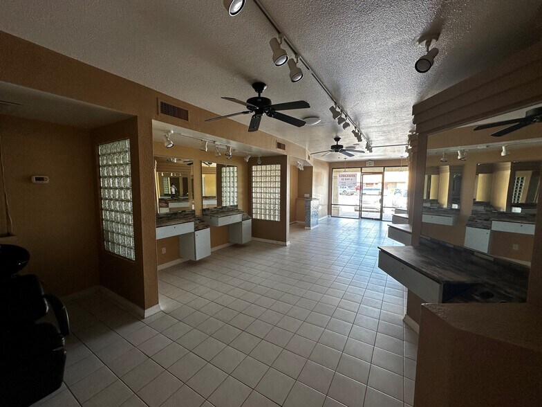 More Photos Of 7121-7129 E Mercer Ln, Scottsdale Storefront For Lease