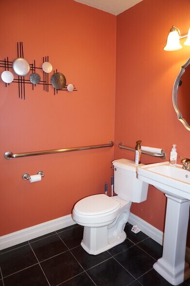 More Photos Of 404 S Main St, Jonesboro Office For Sale