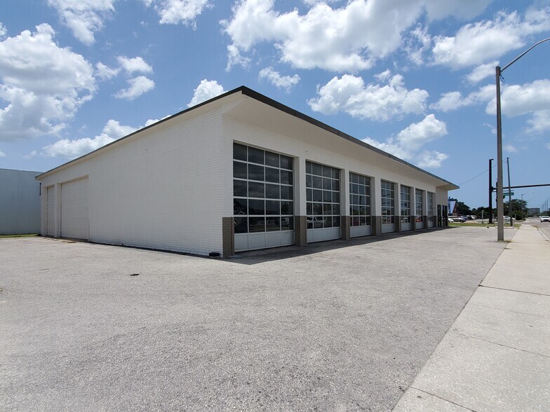 More Photos Of 2022 12th St, Sarasota Auto Repair For Lease