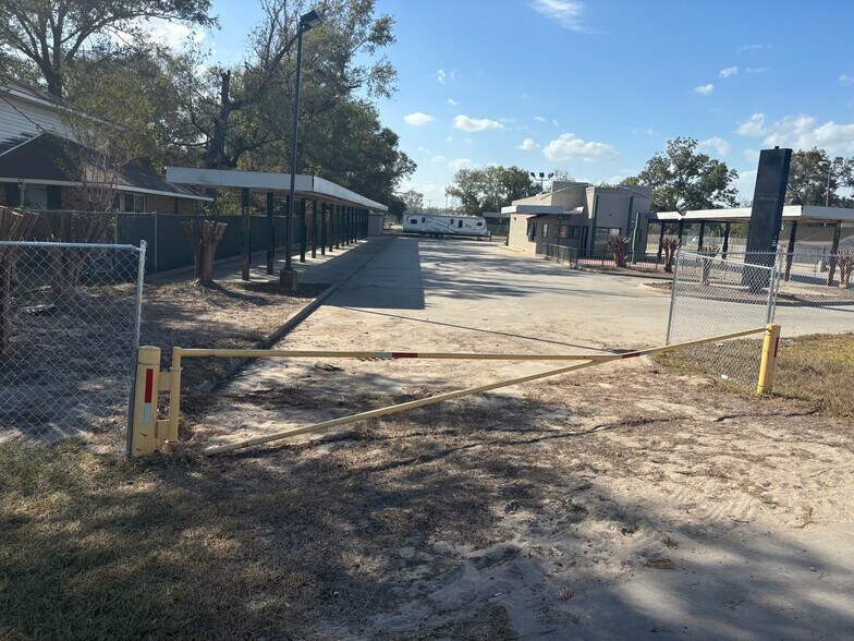 More Photos Of 7303 S Lake Houston Pky, Houston Fast Food For Lease