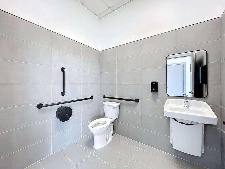 More Photos Of 705 Hennis Rd, Winter Garden Showroom For Sale