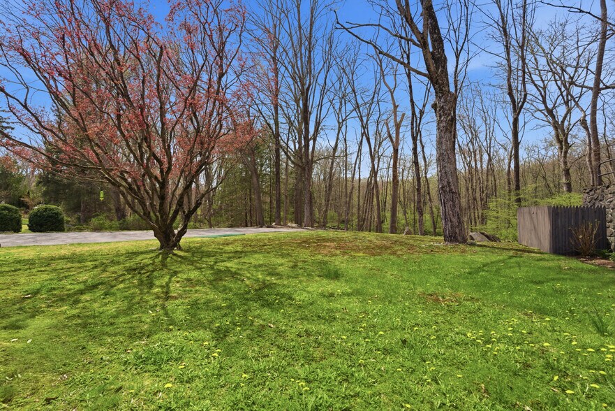 More Photos Of 40 Westchester Ave, Pound Ridge Freestanding For Sale