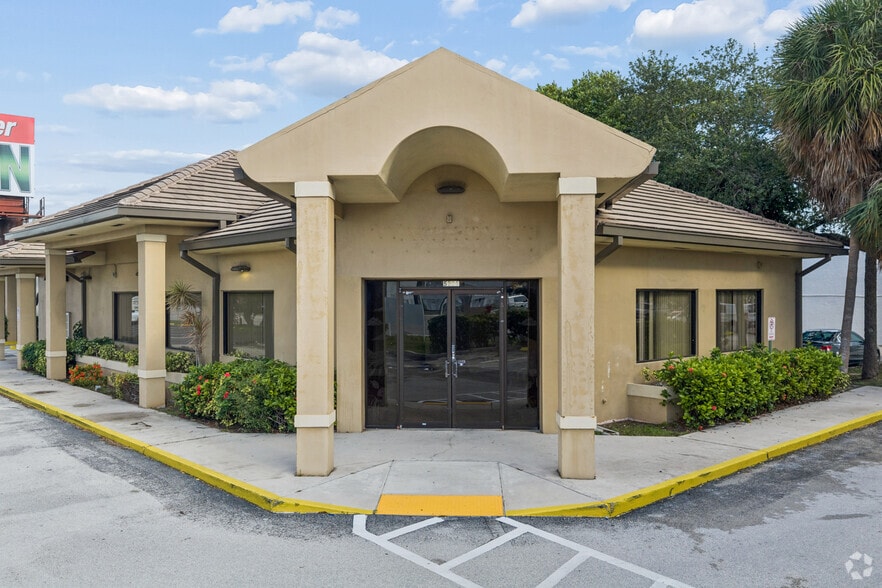 More Photos Of 5991 Anglers Ave, Fort Lauderdale Bank For Lease