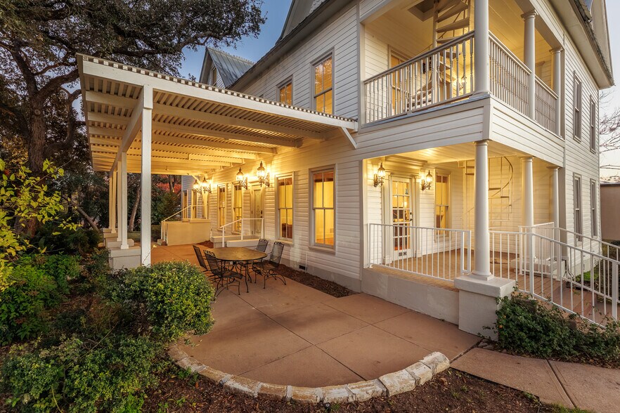 More Photos Of 119 Avenue G, Marble Falls Office For Sale