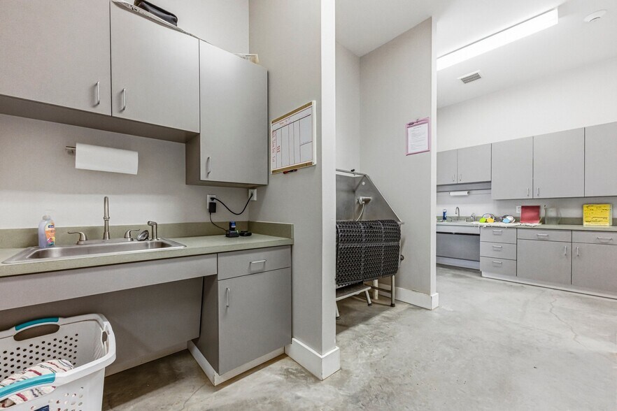 More Photos Of 1410 Live Oak Rd, Leander Showroom For Sale