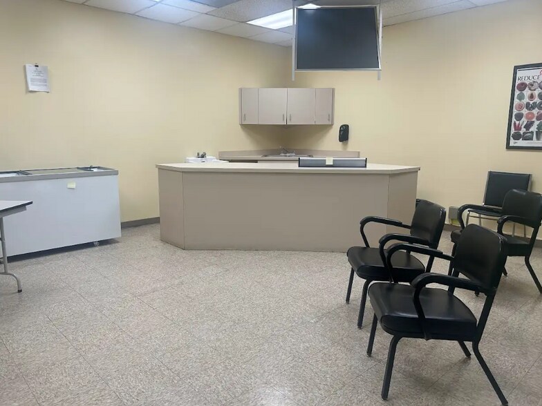 More Photos Of 416 E 43rd St, Chicago Convenience Store For Lease