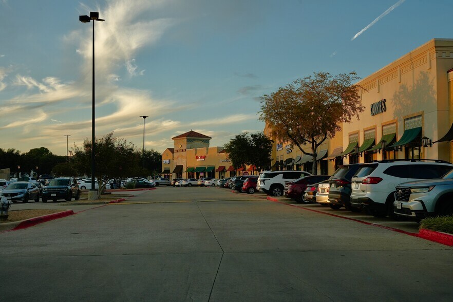 More Photos Of 955 W John Carpenter Fwy, Irving Unknown For Lease