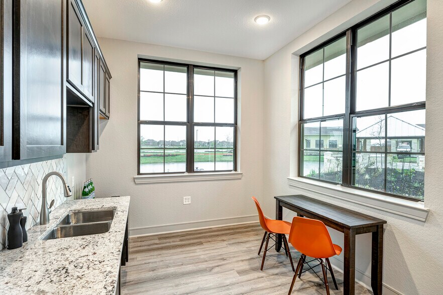 More Photos Of 10242 Greenhouse Rd, Cypress Office For Lease