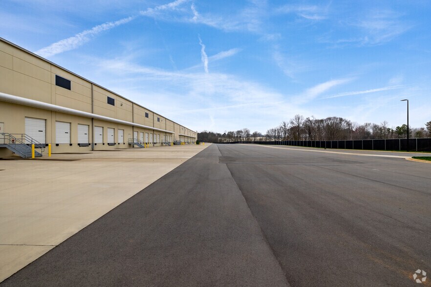 More Photos Of 5020 Meadow Oak Commerce Pky, Charlotte Warehouse For Lease