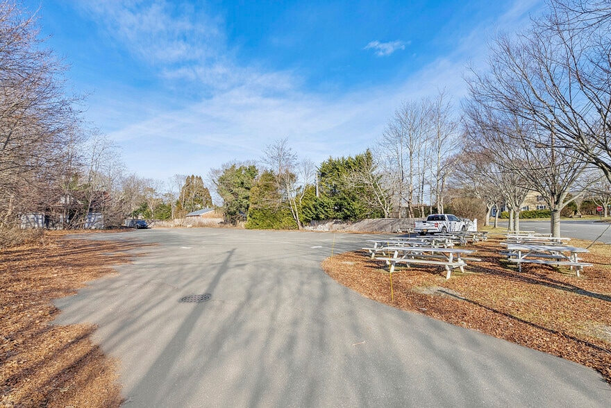 More Photos Of 40-21 Bowden Sq, Southampton Restaurant For Lease