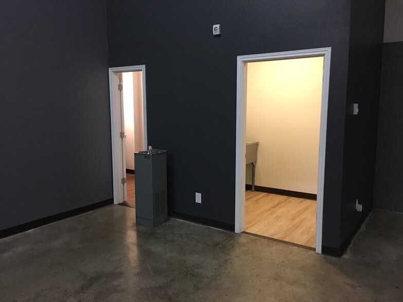 More Photos Of 2006 50th St, Lubbock Flex For Lease