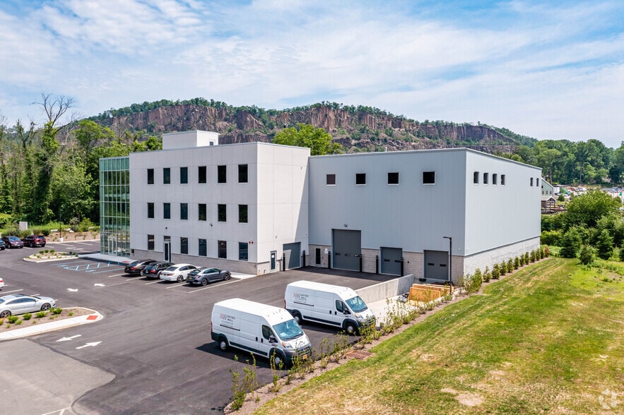 More Photos Of 520 Landmark Dr, Congers Flex For Sale