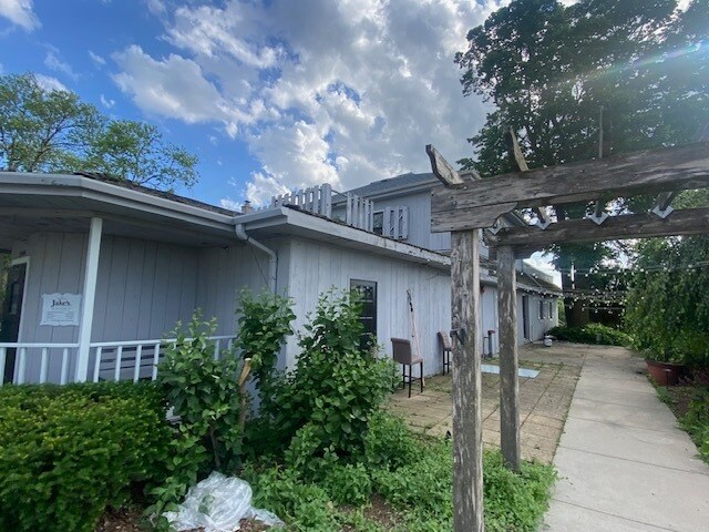 More Photos Of 21445 Gumina Rd, Brookfield Restaurant For Sale