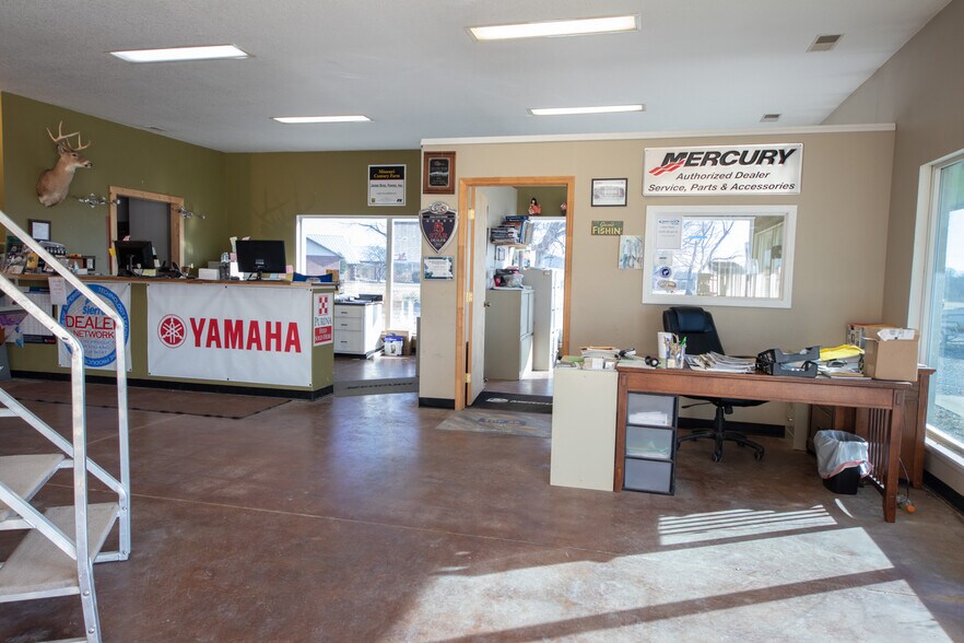 More Photos Of 375 NW US Highway 50, Centerview Light Distribution For Sale