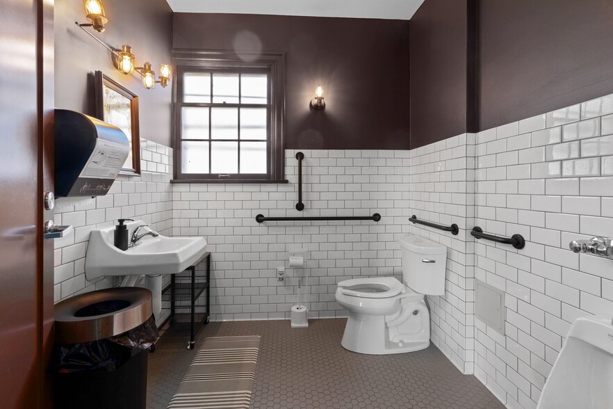 More Photos Of 883 SW Church St, Dallas Restaurant For Sale