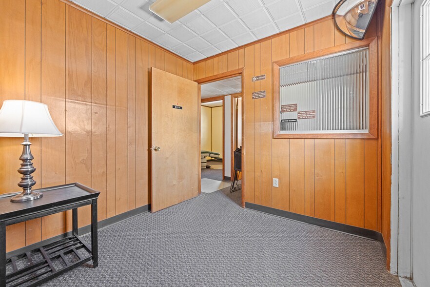 More Photos Of 293 N Ellsworth Ave, Salem Medical For Sale