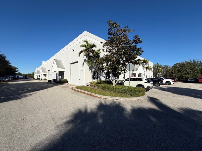 More Photos Of 750 NW Enterprise Dr, Port Saint Lucie Warehouse For Lease