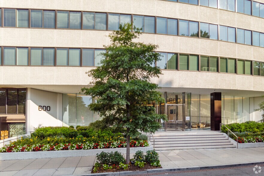 More Photos Of 600 New Hampshire Ave NW, Washington Office For Sale