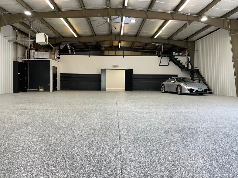 More Photos Of 517 N Lake Ave, Twin Lakes Showroom For Lease