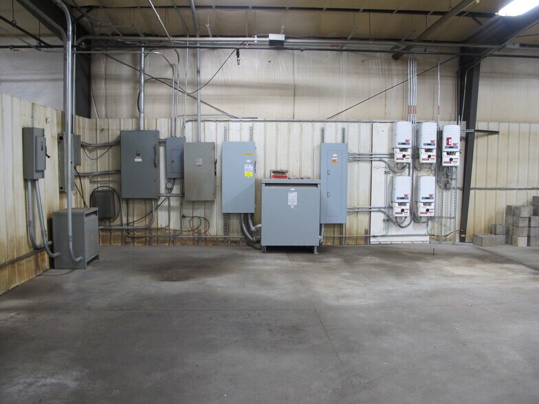 More Photos Of 713 E Main St, Waukon Manufacturing For Sale