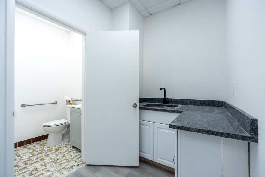 More Photos Of 7506-7560 NW 70th St, Miami Unknown For Lease