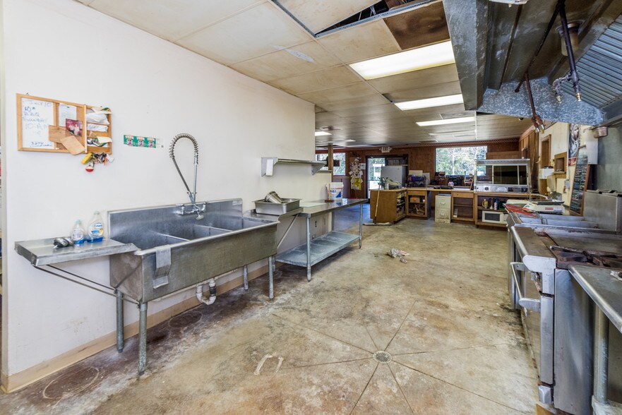 More Photos Of 7386 Mt Carmel Rd, Decaturville Convenience Store For Sale