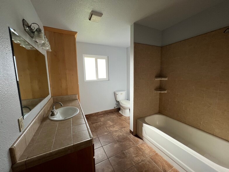 More Photos Of 28549 Auberry Rd, Clovis Flex For Sale