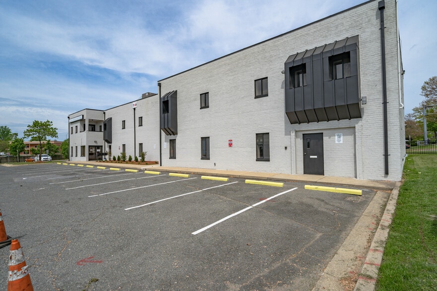 More Photos Of 8023 Malcolm Rd, Clinton Medical For Lease