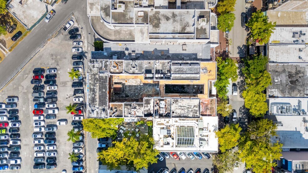 More Photos Of 3120-3138 Commodore Plz, Coconut Grove General Retail For Sale