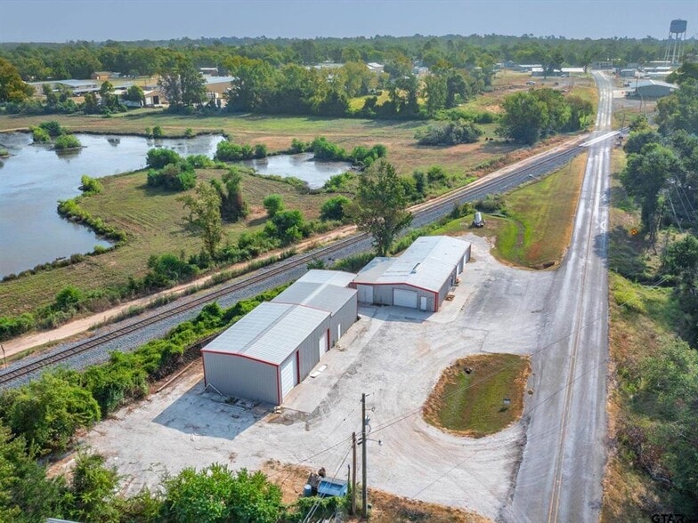 More Photos Of 702 Blackjack St, Winnsboro Flex For Sale