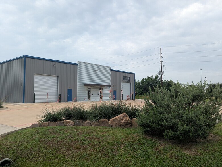 More Photos Of 16311-16315 Dundee Rd, Cypress Unknown For Lease